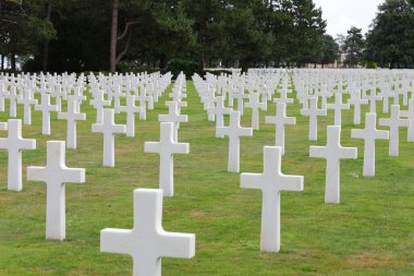 Colleville-sur-Mer, FRA, Fransa - 21 Ağustos 2022: Amerikan Askeri Mezarlığı ve askerlerin mezarlarında birçok beyaz haç