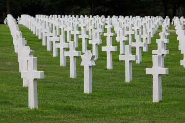 Colleville-sur-Mer, FRA, Fransa - 21 Ağustos 2022: Amerikan Askeri Mezarlığı ve askerlerin mezarlarında birçok beyaz haç