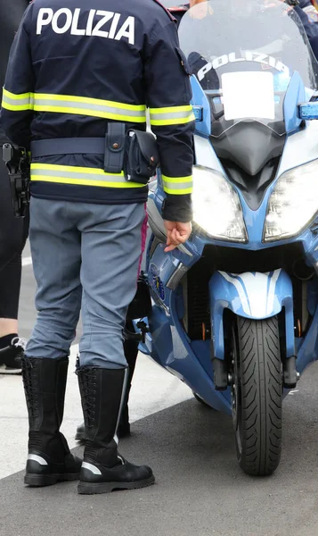 Verona イタリア 2022年5月29日 イタリア語で警察を意味するテキストPoliziaと警察官の制服 — ストック写真