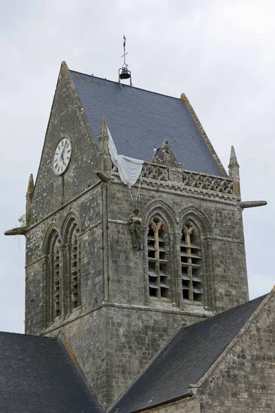 2022年8月21日 法国Fra圣梅尔埃格里斯 伞兵人体模型悬挂在教堂钟楼上 — 图库照片