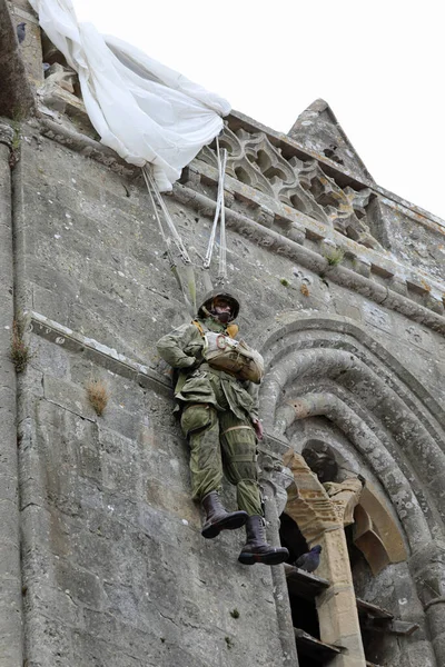 Sainte Mere Eglise Fra Frankreich August 2022 Fallschirmjäger Schaufensterpuppe Hängt — Stockfoto