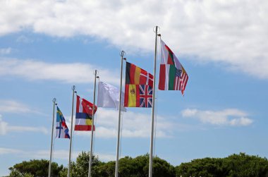 Birçok Avrupa ve dünya ülkesinin uluslararası bayrakları, çeşitli ulusların toplantısı sırasında