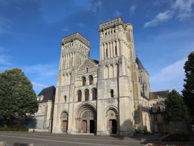 Kadim Kilise, CAEN 'de kadınsız Abbey' i aradı.
