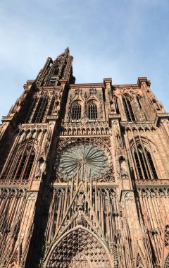 Fransa 'daki Notre Dame' ın Antik Katedrali cephesinde azizlerin ve dindarların heykelleri