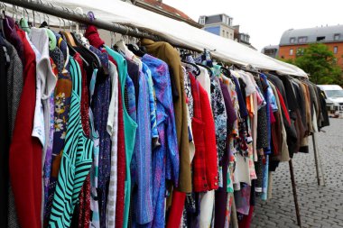 Açık hava bit pazarında çok ucuza giyilen kıyafetler.