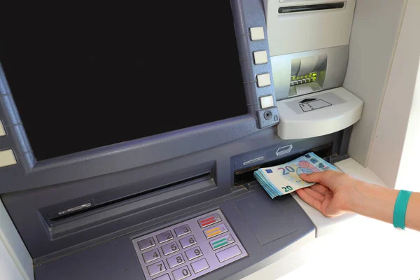 Hand Van Persoon Die Oppikt Europese Euro Biljetten Een Pinautomaat — Stockfoto