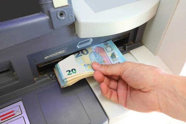 Άτομο Που Παραλαμβάνει Ευρωπαϊκά Χαρτονομίσματα Των Ευρώ Μηχάνημα Ατμ Τράπεζας — Φωτογραφία Αρχείου