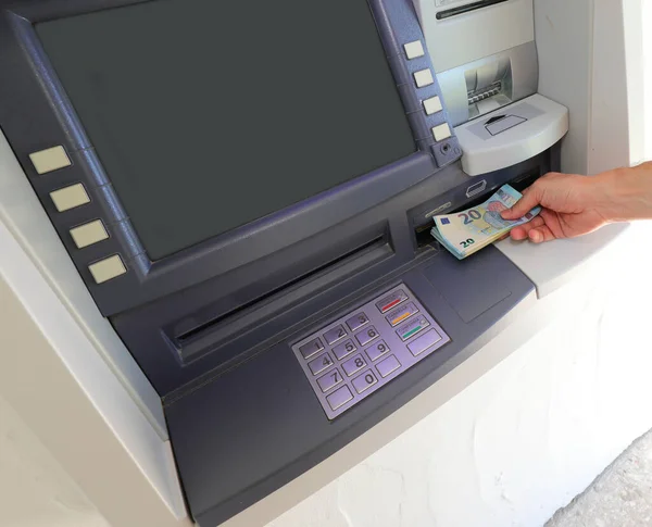 ヨーロッパのAtm銀行機からヨーロッパの銀行券でお金を引き出すと — ストック写真