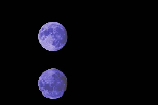 夜晚无星天空中的蓝色大满月和水面上的倒影 — 图库照片