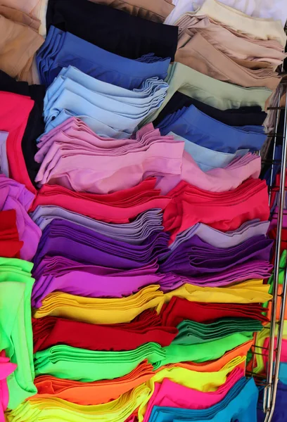 在商场摊位出售的色彩艳丽的内衣 — 图库照片