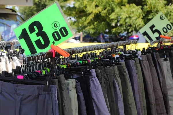 Stánek Letním Oblečením Prodej Cenou Velkém Štítku — Stock fotografie