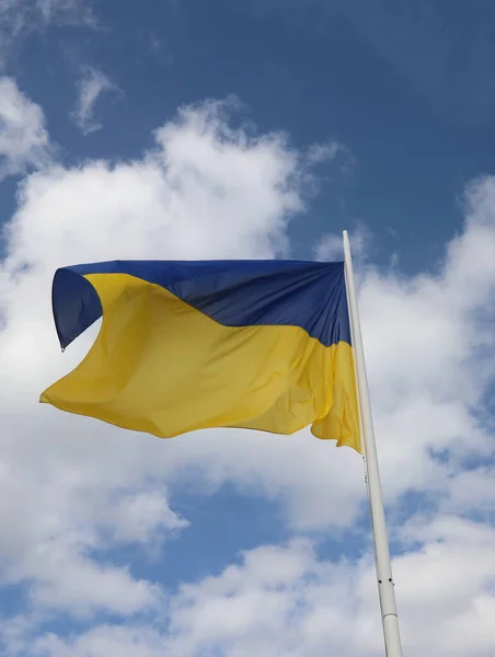 Сине Жёлтый Флаг Украинского Народа Машущий Небе Белыми Облаками — стоковое фото