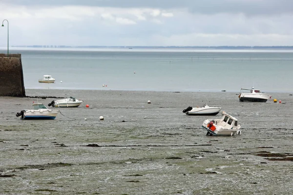 北欧低潮时在泥泞的沙滩上搁浅的船只 — 图库照片