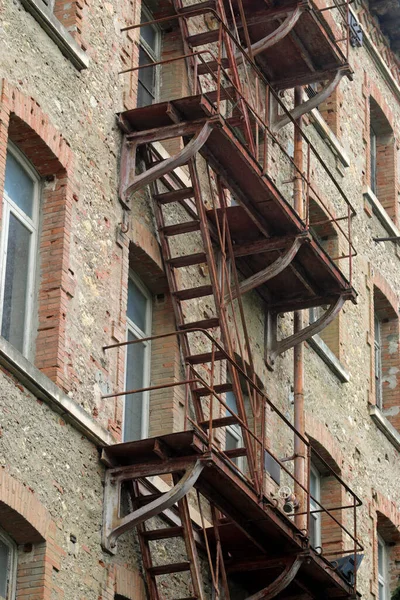 Velha Escadaria Ferro Para Saídas Emergência Antigo Edifício Industrial — Fotografia de Stock