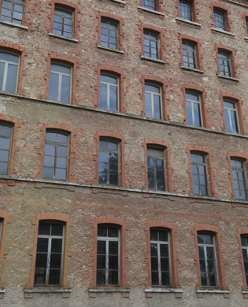 Fassade Mit Roten Ziegeln Und Alten Abblätternden Fenstern Eines Alten — Stockfoto