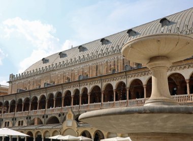 Çeşme ve İtalya 'nın Padua şehrindeki Palazzo della Ragione Sarayı