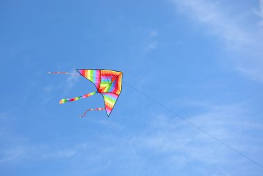 Gökkuşağının renkleriyle mavi gökyüzünde uçan uçurtma eşitliğin, umudun ve barışın sembolü.