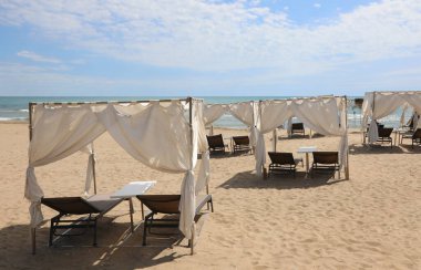 Yazın güneşli plajda güneşten korunmak için özel bir tatil köyüne.