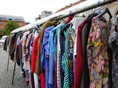 Açık hava bit pazarında çok ucuza giyilen kıyafetler.