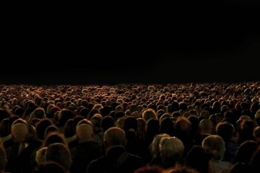 Gösteri sırasında tanınmayan birçok kişinin başlıkları ve alttaki kişiselleştirilebilir ekran