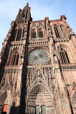 Fransa 'daki Notre Dame' ın Antik Katedrali cephesinde azizlerin ve dindarların heykelleri