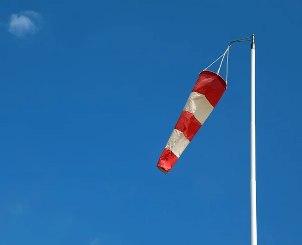 Veleta Blanco Rojo Para Indicar Dirección Del Viento Cielo Azul — Foto de Stock