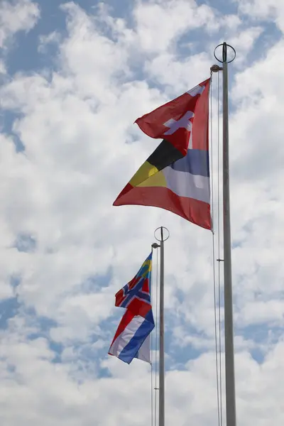 Internationella Flaggor Stången Viftar Mötet Mellan Företrädare För Olika Nationer — Stockfoto