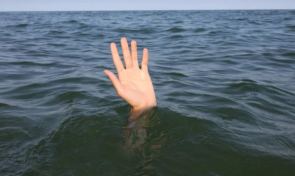 Boğulmakta Olan Yardım Isteyen Bir Insanın Denizinin Sularında Elini Tut — Stok fotoğraf