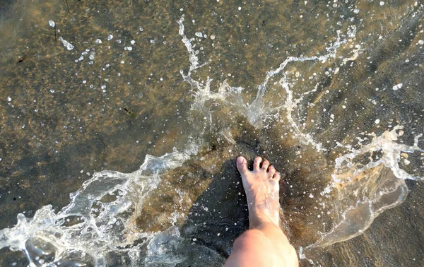 Spritzer Meerwasser Und Der Fuß Des Barfußes Sommer — Stockfoto