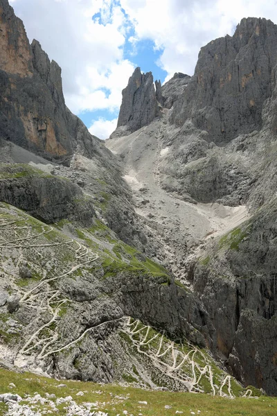 Path Descends Zigzag Slope Italian Alps Summer People — Stock Photo, Image