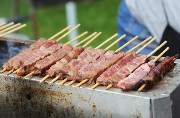 Många Spett Får Och Fårkött Kokta Över Brinnande Glöd Som — Stockfoto