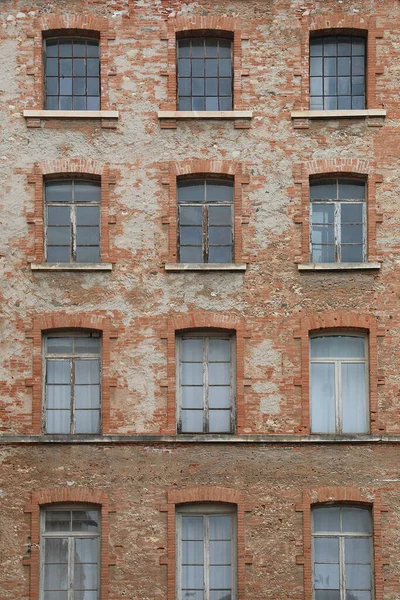 Fachada Con Ladrillos Rojos Viejas Ventanas Pelado Antiguo Edificio Industrial —  Fotos de Stock