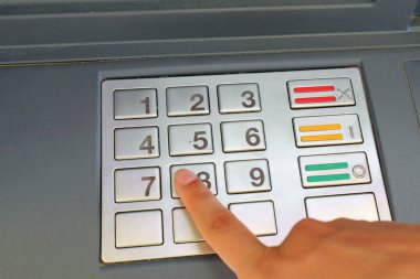 Anahtarları yazarken işaret parmağı elektronik sisteme erişmek için gizli pimi kullan