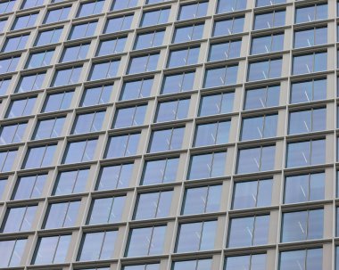 Ofis pencereleri yanan gökdelenin ön cephesi