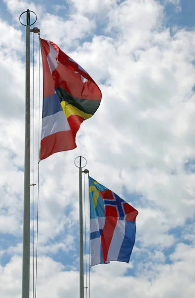 Διεθνείς Σημαίες Στον Πόλο Κυματίζουν Κατά Διάρκεια Της Συνάντησης Μεταξύ — Φωτογραφία Αρχείου