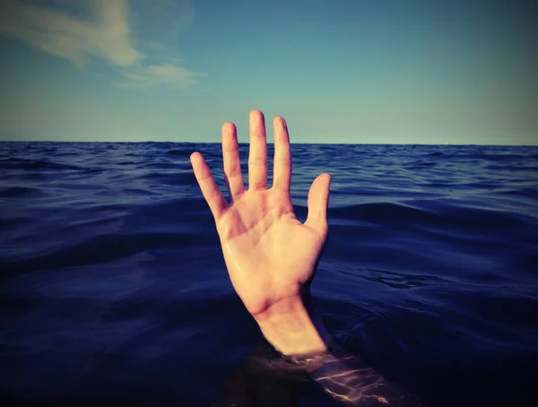 Mão Sobre Água Mar Uma Pessoa Que Está Afogando Procura — Fotografia de Stock