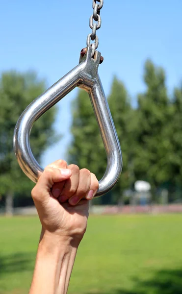 Mão Atleta Enquanto Faz Exercícios Com Anel Aço Ginásio — Fotografia de Stock