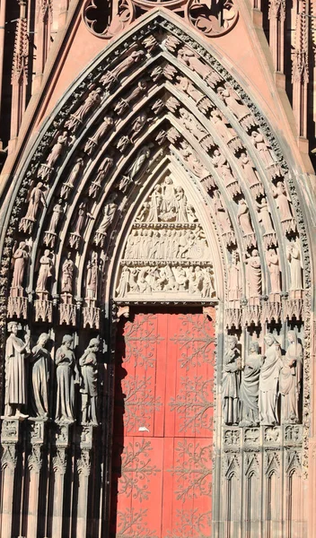 Великі Двері Статуями Святих Релігійними Статуями Собору Нотр Дам Страсбурзького — стокове фото