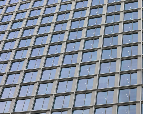 Fassade Des Wolkenkratzers Mit Bürofenstern Mit Beleuchteten Lampen — Stockfoto