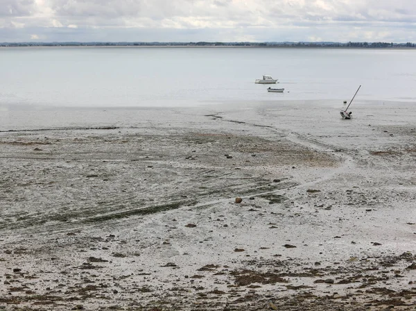 Strandade Båtar Strandsatta Lerig Sand Vid Lågvatten — Stockfoto