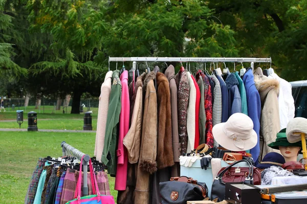 Vintage Tweedehands Kleding Nieuwe Jurken Stal Rommelmarkt — Stockfoto