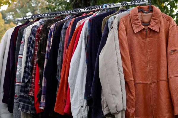 Vestiti Usati Vintage Vestiti Nuovi Nella Stalla Mercato Delle Pulci — Foto Stock
