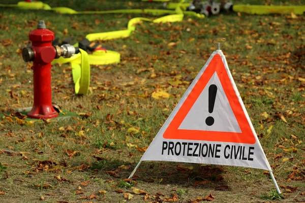 イタリア語の感嘆符とテキストを持つ大きな三角形は 市民保護と消火栓を意味します — ストック写真