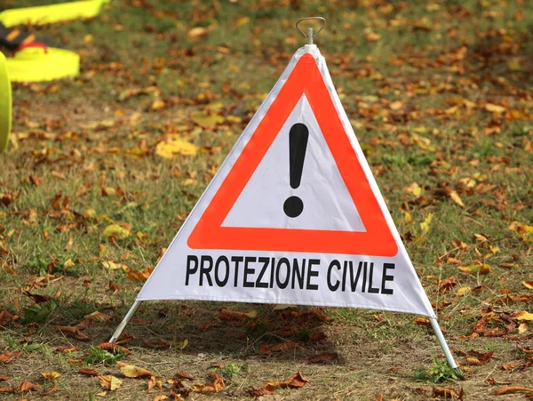 Duży Trójkąt Wykrzyknikiem Tekstem Języku Włoskim Oznacza Ochronę Ludności Cywilnej — Zdjęcie stockowe