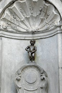 Brüksel, B, Belçika - 18 Ağustos 2022: Manneken Pi, işerken erkek heykeli olan bir çeşme