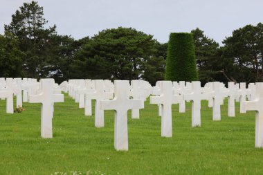 Colleville-sur-Mer, FRA, Fransa - 21 Ağustos 2022: Amerikan Askeri Mezarlığı ve askerlerin mezarlarında birçok beyaz haç