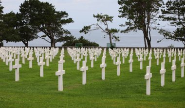 Colleville-sur-Mer, FRA, Fransa - 21 Ağustos 2022: Amerikan Askeri Mezarlığı ve askerlerin mezarlarında birçok beyaz haç