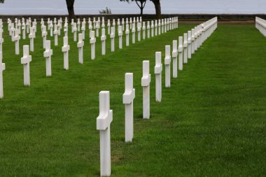 Colleville-sur-Mer, FRA, Fransa - 21 Ağustos 2022: Amerikan Askeri Mezarlığı ve askerlerin mezarlarında birçok beyaz haç