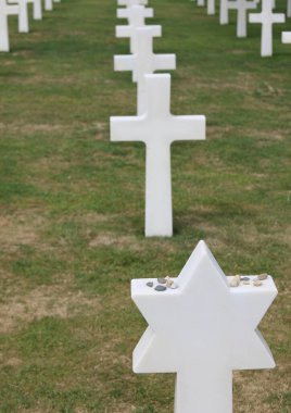 Colleville-sur-Mer, FRA, Fransa - 21 Ağustos 2022: Amerikan Askeri Mezarlığı ve David sembolü olan beyaz mezarlar