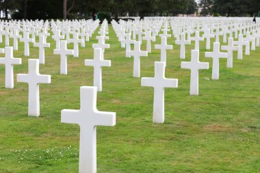 Colleville-sur-Mer, FRA, Fransa - 21 Ağustos 2022: Amerikan Askeri Mezarlığı ve askerlerin mezarlarında birçok beyaz haç